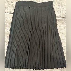 American apparel pleated midi skirt. Above the knee length (I am 5’2)